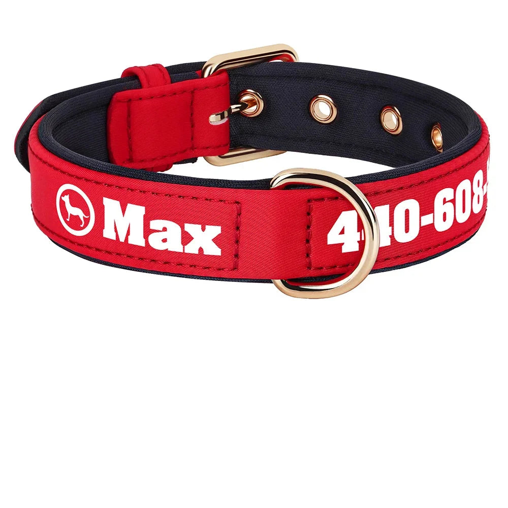 Collier pour chien large en tissu rouge personnalisé avec prénom et numéro de téléphone imprimés en blanc, motif silouhette de chien dans un cercle visible, doublure rembourrée noire, boucle et anneau en D dorés.