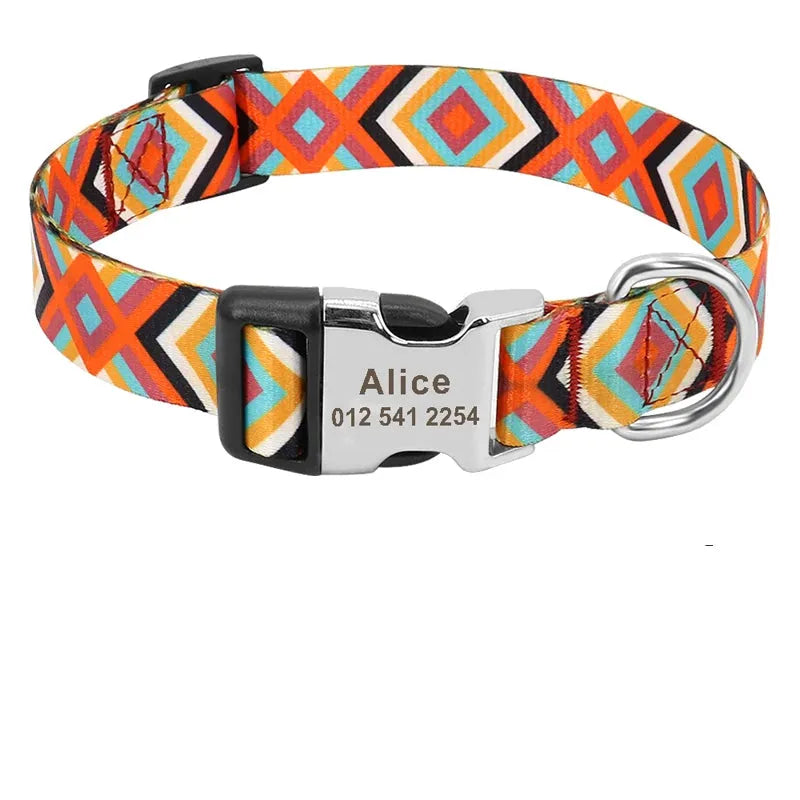 Collier personnalisé pour chien en nylon à motif losanges orange bleu avec boucle métal gravée Alice et guide des tailles.