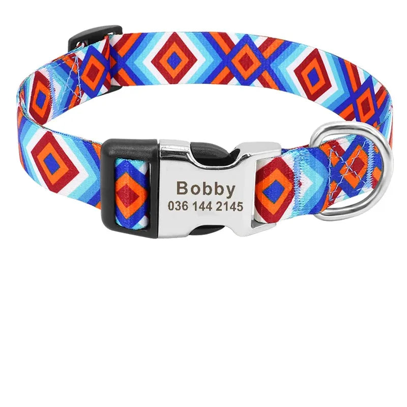 Collier personnalisé pour chien en nylon à motif losanges bleu orange avec boucle gravée Bobby et guide des tailles.