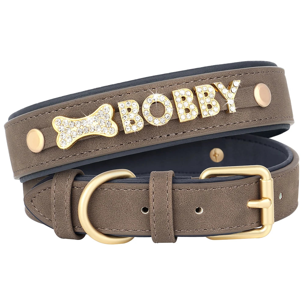 Collier personnalisé pour chien marron avec prénom Bobby et breloque os.