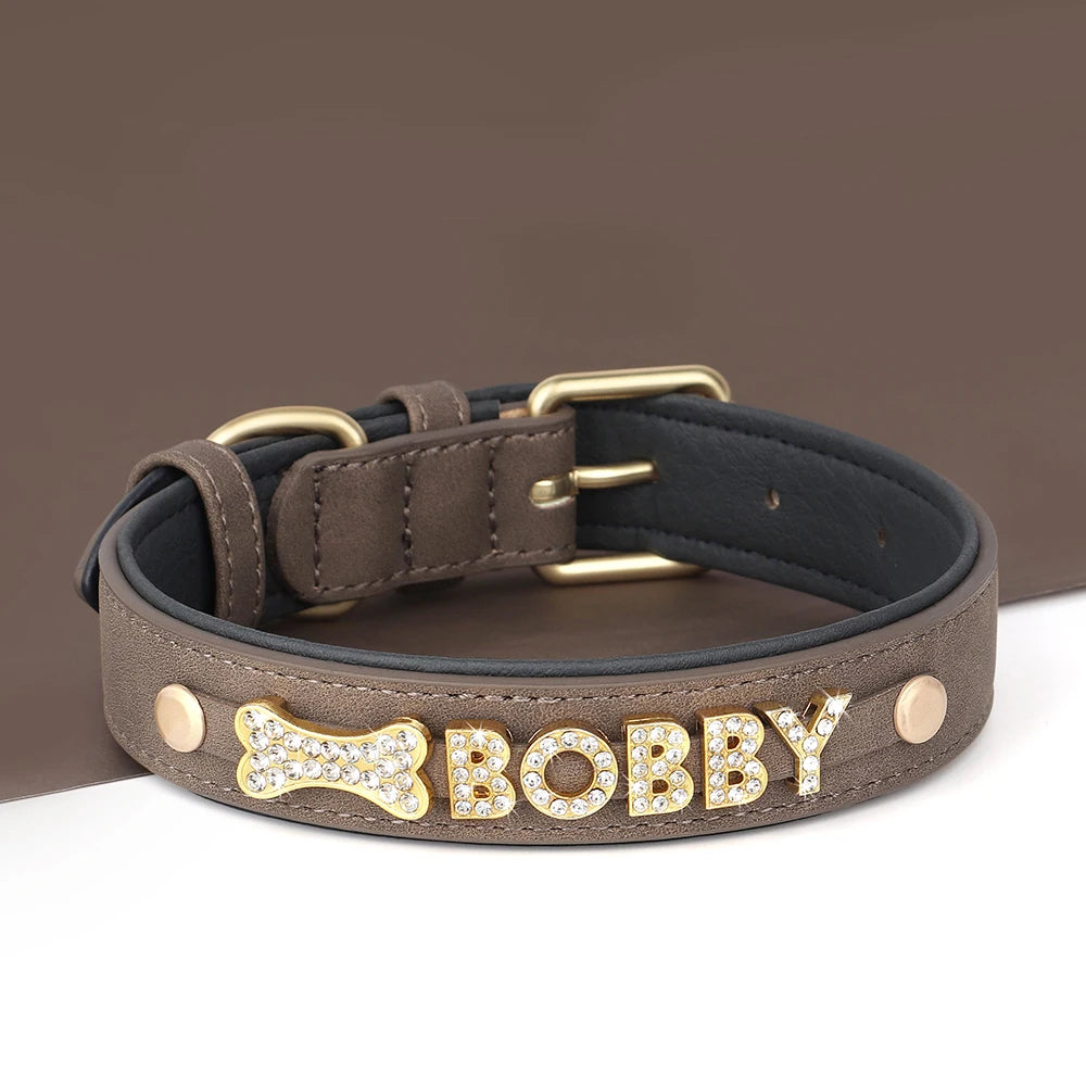Collier personnalisé pour chien marron avec prénom Bobby sur fond marron.