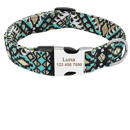 Collier personnalisé pour chien en nylon noir et vert avec boucle métal gravée Luna et guide des tailles.
