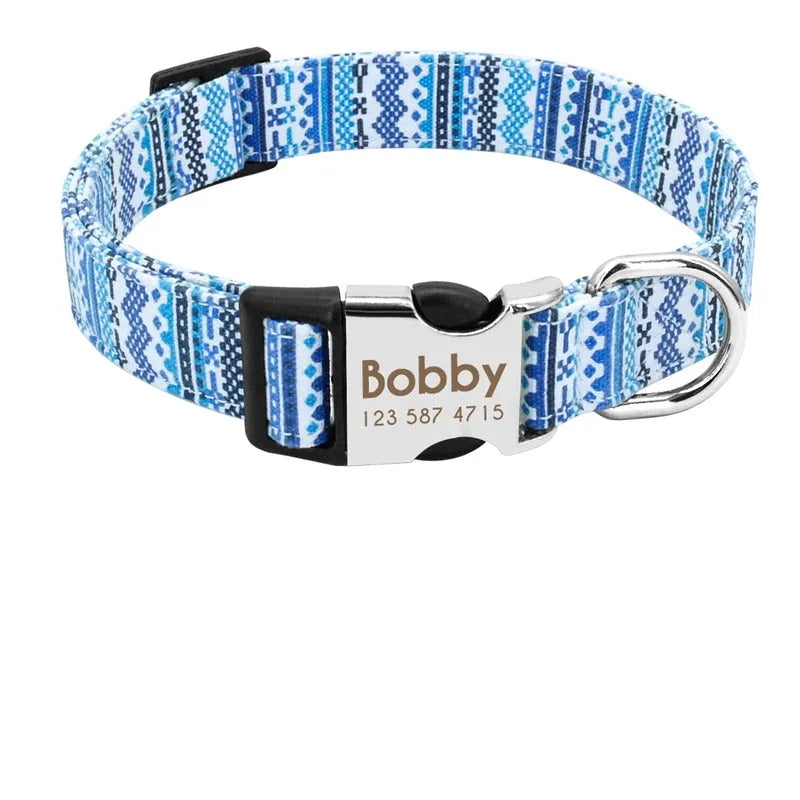 Vue produit du collier pour chien à motif bleu avec guide de taille.