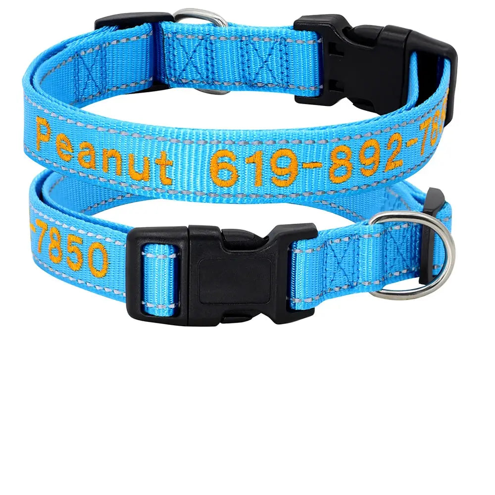 Collier pour chien en nylon bleu ciel personnalisé avec prénom et numéro de téléphone brodés en orange, boucle plastique noire et bandes réfléchissantes, présenté en deux exemplaires avec tableau des tailles S à XL.