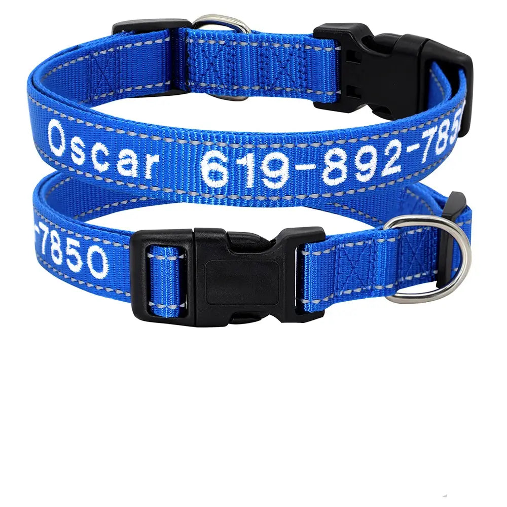 Collier pour chien en nylon bleu roi personnalisé avec prénom et numéro de téléphone brodés en blanc, boucle plastique noire et bandes réfléchissantes, présenté en deux exemplaires avec tableau des tailles S à XL.