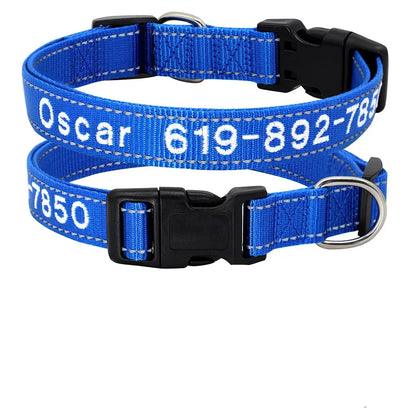 Collier pour chien en nylon bleu roi personnalisé avec prénom et numéro de téléphone brodés en blanc, boucle plastique noire et bandes réfléchissantes, présenté en deux exemplaires avec tableau des tailles S à XL.