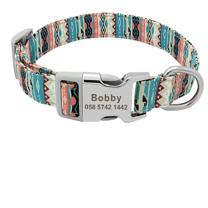 Collier personnalisé pour chien en nylon imprimé bleu rose avec boucle métal gravée Bobby et guide des tailles.