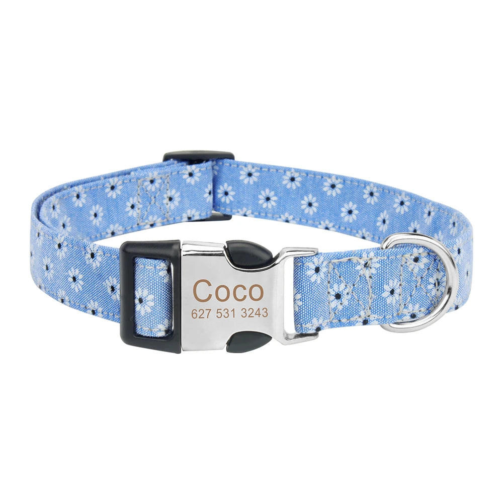 Collier personnalisé pour chien en nylon bleu clair à motif fleuri avec plaque gravée Coco.