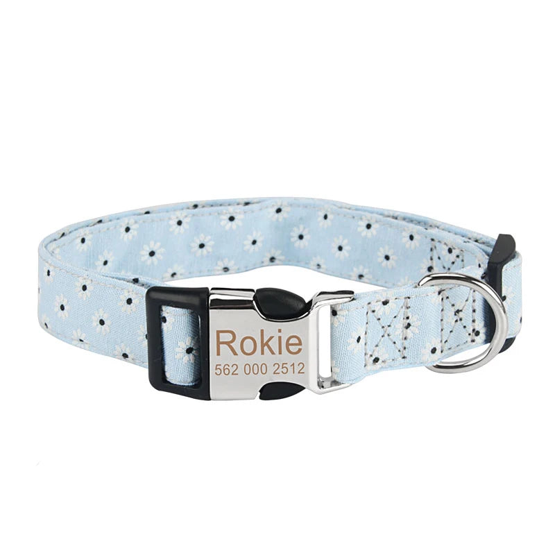 Collier personnalisé pour chien en nylon bleu clair à motif fleuri avec plaque gravée Rokie.