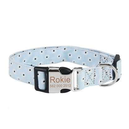 Collier personnalisé pour chien en nylon bleu clair à motif fleuri avec plaque gravée Rokie.
