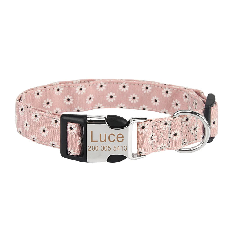 Collier personnalisé pour chien en nylon rose clair à motif fleuri avec plaque gravée Luce.