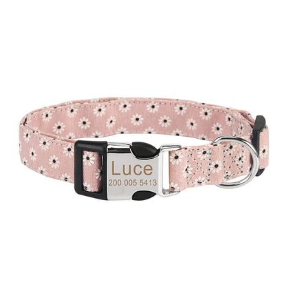 Collier personnalisé pour chien en nylon rose clair à motif fleuri avec plaque gravée Luce.