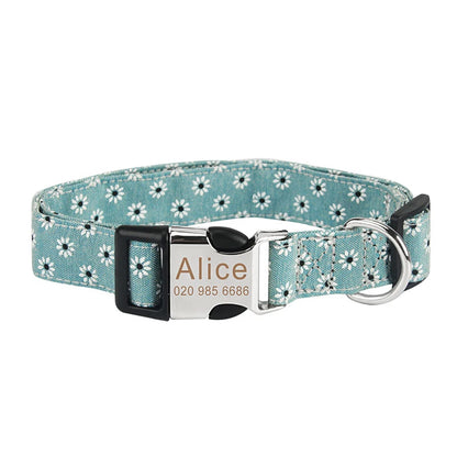 Collier personnalisé pour chien en nylon vert d’eau à motif fleuri avec plaque gravée Alice.