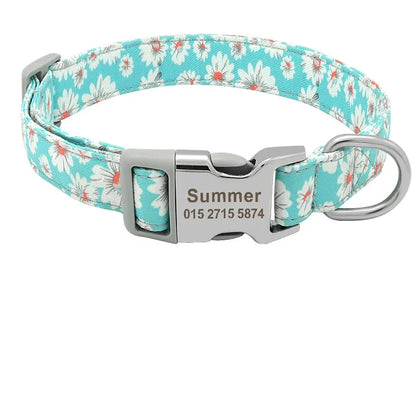 Collier personnalisé pour chien en nylon bleu clair à fleurs avec boucle gravée Summer.