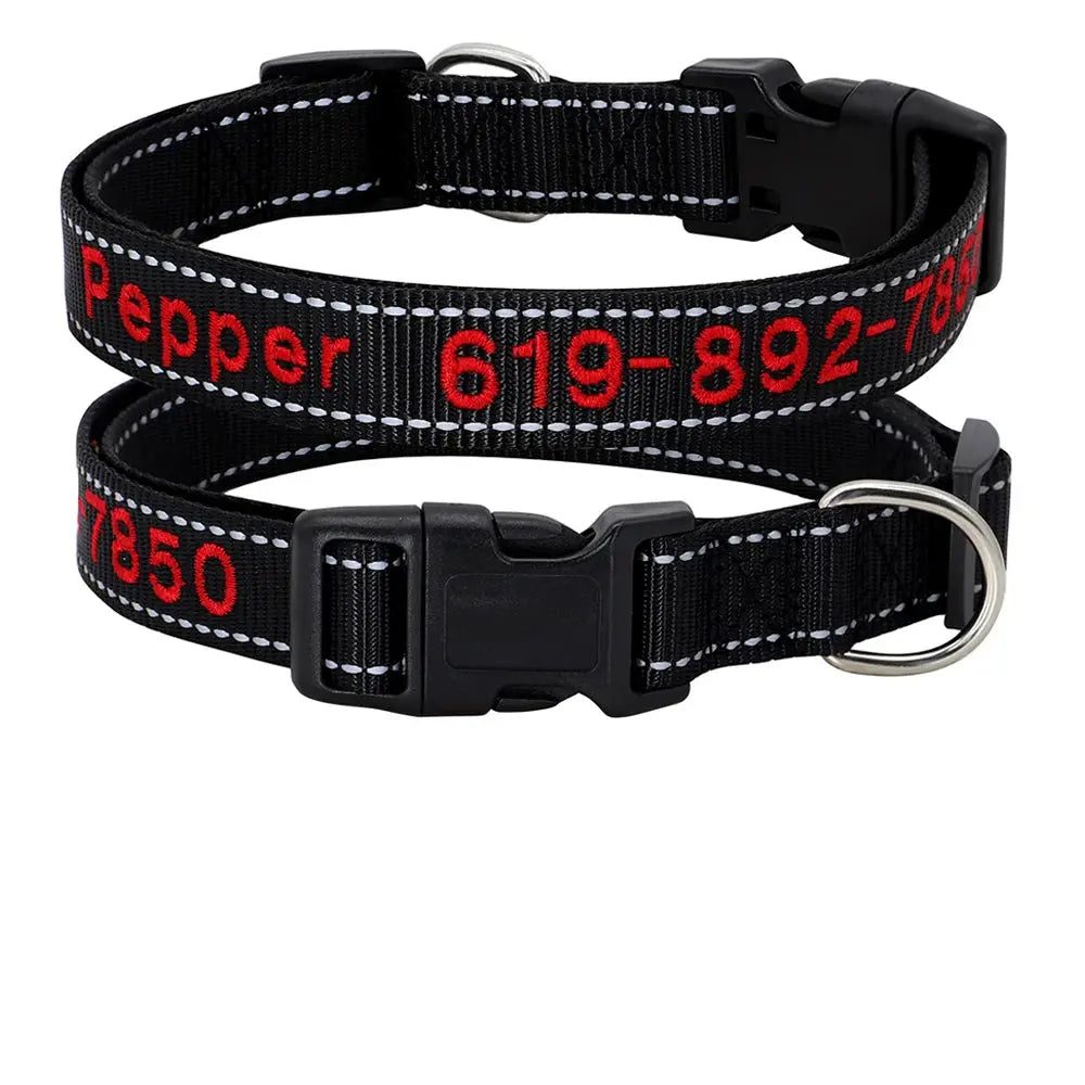 Collier pour chien en nylon noir personnalisé avec prénom et numéro de téléphone brodés en rouge, boucle plastique noire et bandes réfléchissantes blanches, présenté en deux exemplaires avec tableau des tailles S à XL.