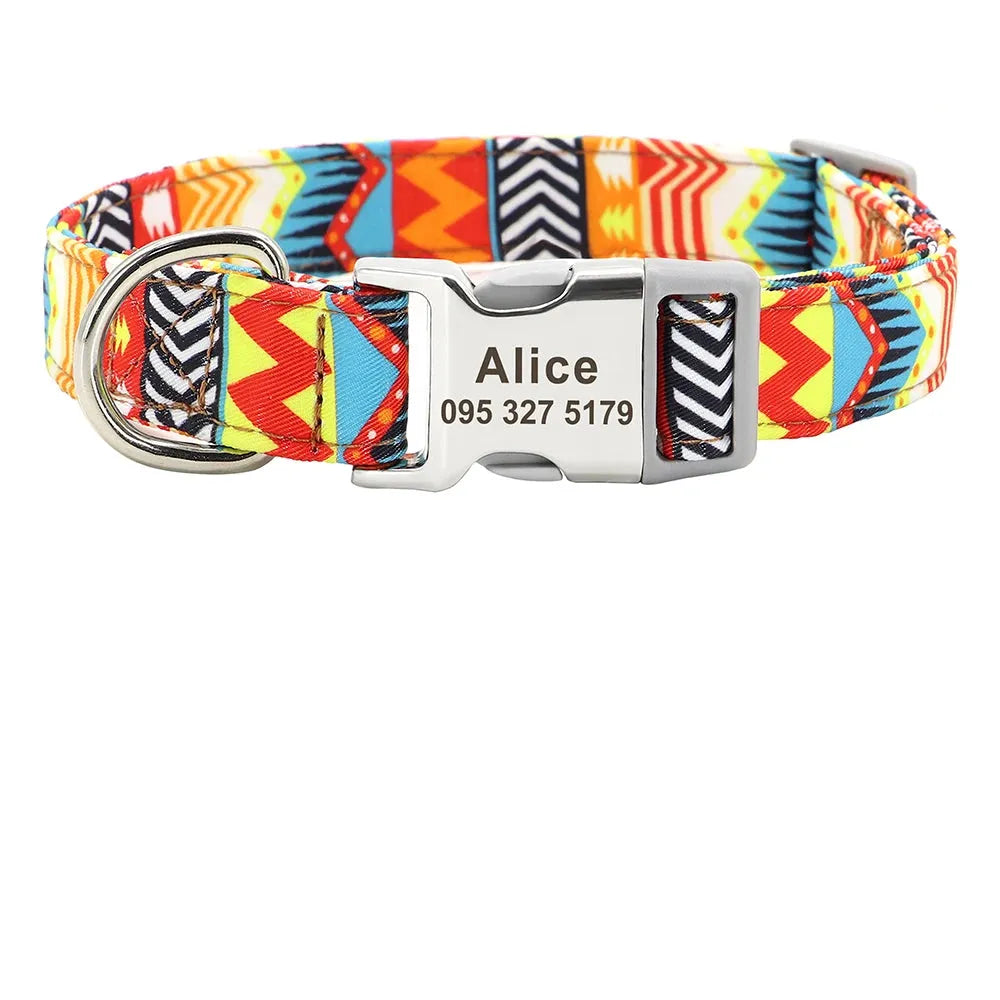 Vue produit du collier pour chien à motif géométrique orange avec guide de taille.