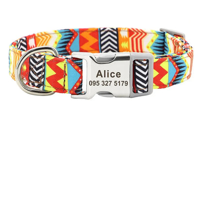 Vue produit du collier pour chien à motif géométrique orange avec guide de taille.