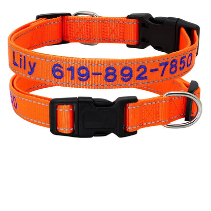Collier pour chien en nylon orange personnalisé avec prénom et numéro de téléphone brodés en bleu, boucle plastique noire et bandes réfléchissantes, présenté en deux exemplaires avec tableau des tailles S à XL.