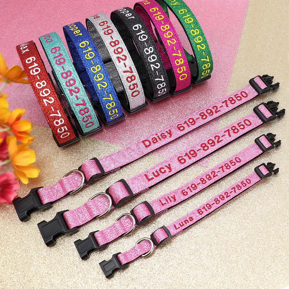 Gamme de colliers pour chien en nylon pailleté personnalisés, disponibles en plusieurs coloris dont rose, rouge, bleu, gris, noir, fuchsia et vert, avec prénom et numéro brodés, présentés en groupe avec différentes tailles visibles.