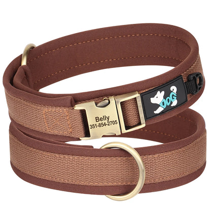 Collier personnalisé pour chien en nylon rembourré marron avec plaque d’identification gravée Belly sur fond blanc.