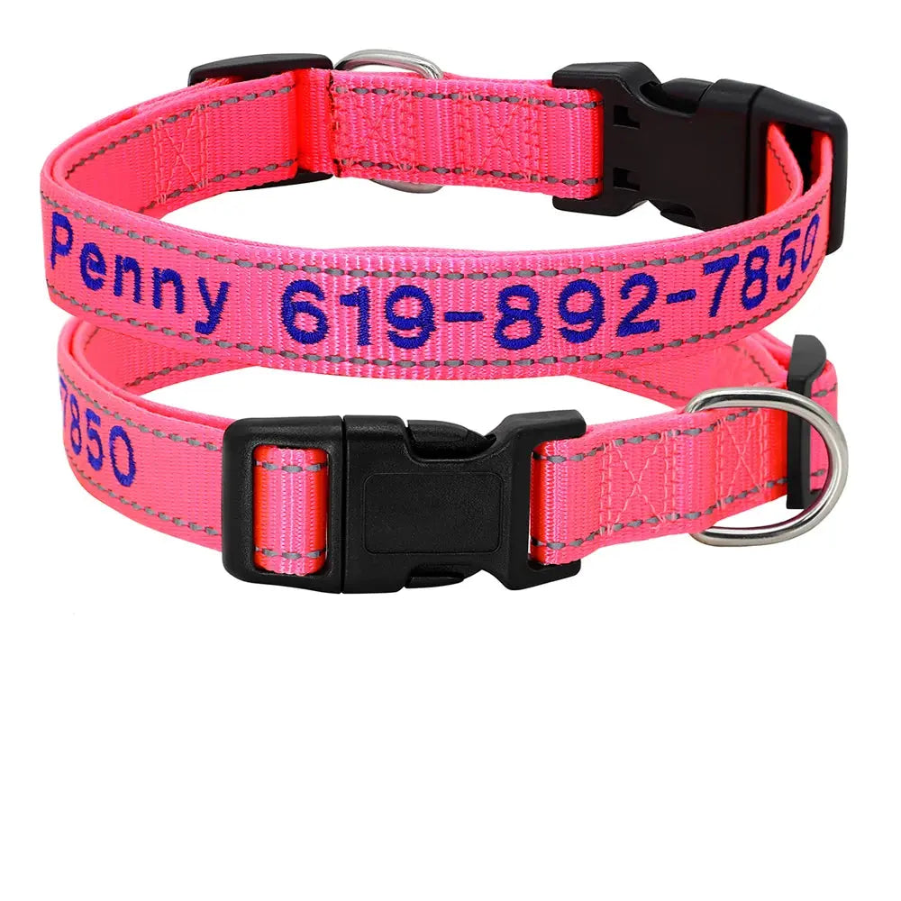Collier pour chien en nylon rose corail personnalisé avec prénom et numéro de téléphone brodés en bleu marine, boucle plastique noire et bandes réfléchissantes, présenté en deux exemplaires avec tableau des tailles S à XL.