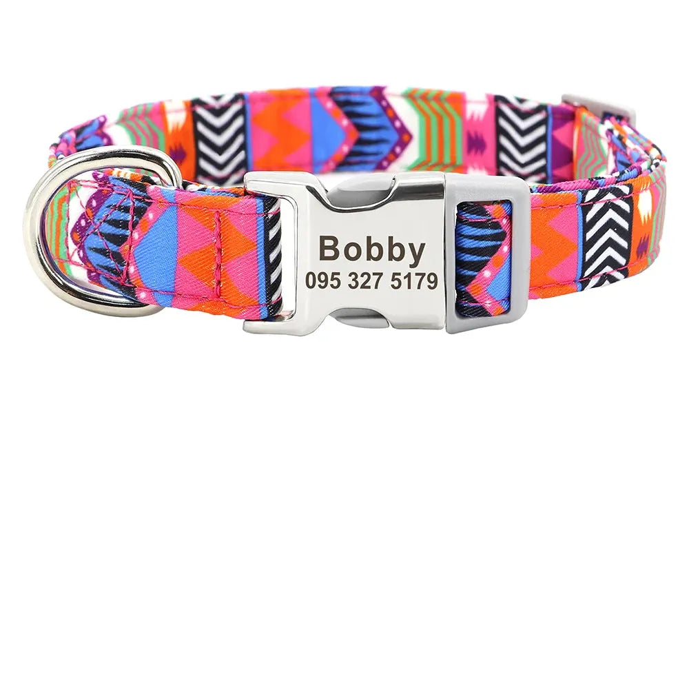 Vue produit du collier pour chien à motif rose coloré avec guide de taille.