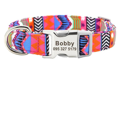 Vue produit du collier pour chien à motif rose coloré avec guide de taille.