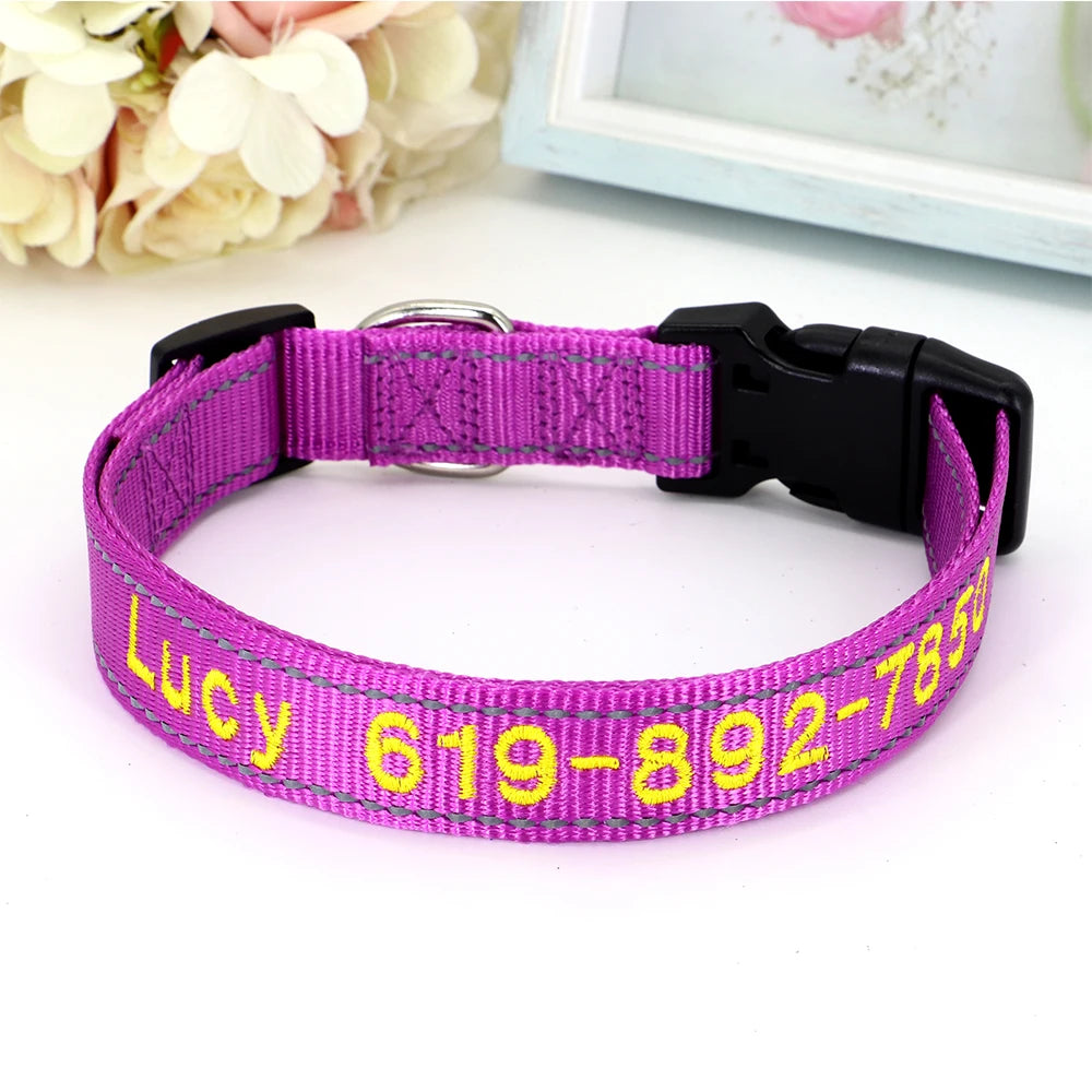 Collier pour chien en nylon rose lilas avec prénom et numéro de téléphone brodés en jaune, boucle à clip plastique noire et anneau en D argenté, posé sur fond blanc.