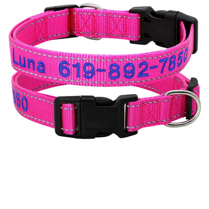 Collier pour chien en nylon rose personnalisé avec prénom et numéro de téléphone brodés en bleu, boucle plastique noire et bandes réfléchissantes, présenté en deux exemplaires avec tableau des tailles S à XL.