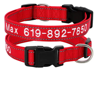 Collier pour chien en nylon rouge personnalisé avec prénom et numéro de téléphone brodés en blanc, boucle plastique noire et bandes réfléchissantes, présenté en deux exemplaires avec tableau des tailles S à XL.