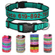 Collier pour chien en nylon turquoise à liseré noir avec prénom et numéro brodés en rouge, présenté en grand format avec en dessous quatre groupes de bandes de colliers illustrant les nombreux coloris et styles disponibles.