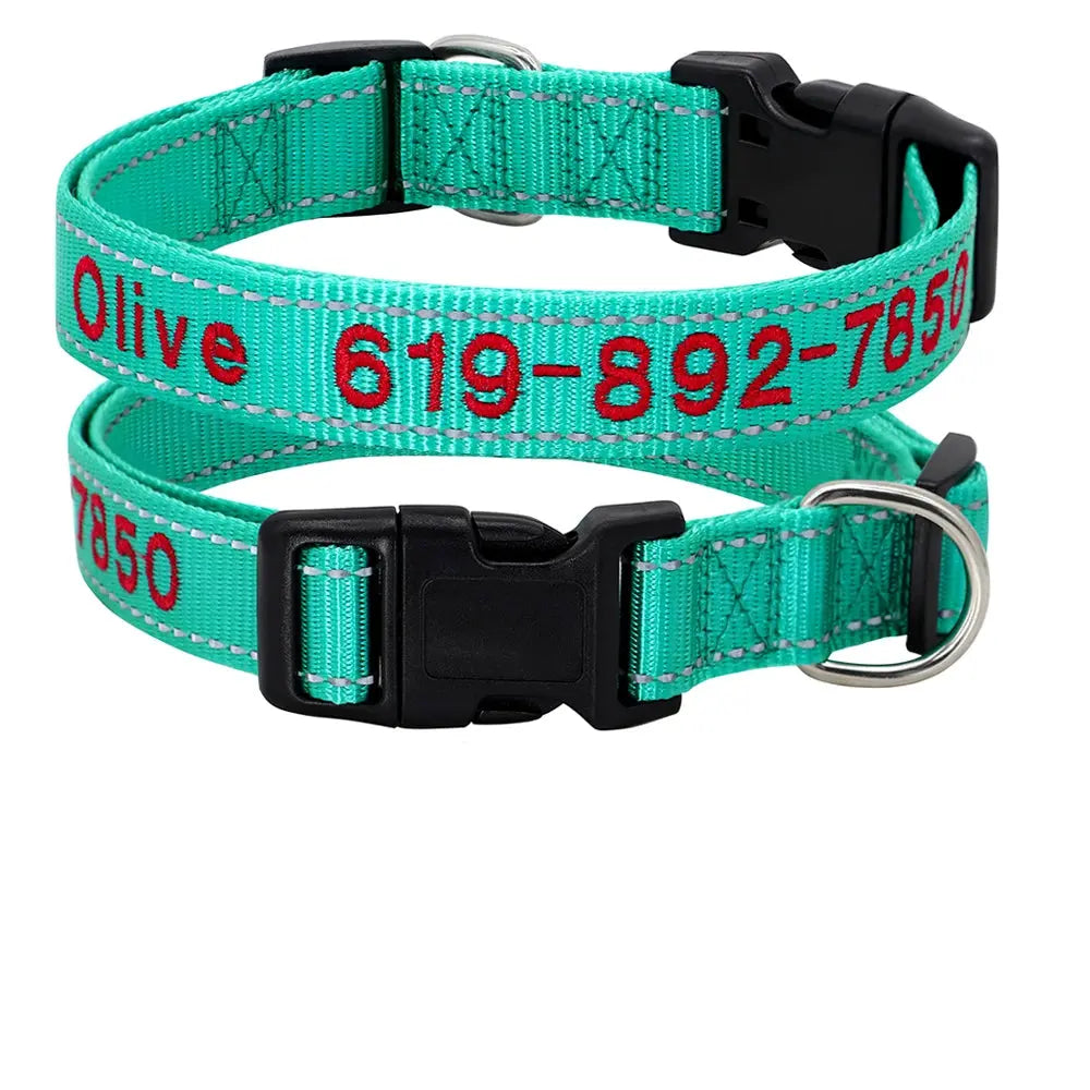 Collier pour chien en nylon turquoise personnalisé avec prénom et numéro de téléphone brodés en rouge, boucle plastique noire et bandes réfléchissantes, présenté en deux exemplaires avec tableau des tailles S à XL.