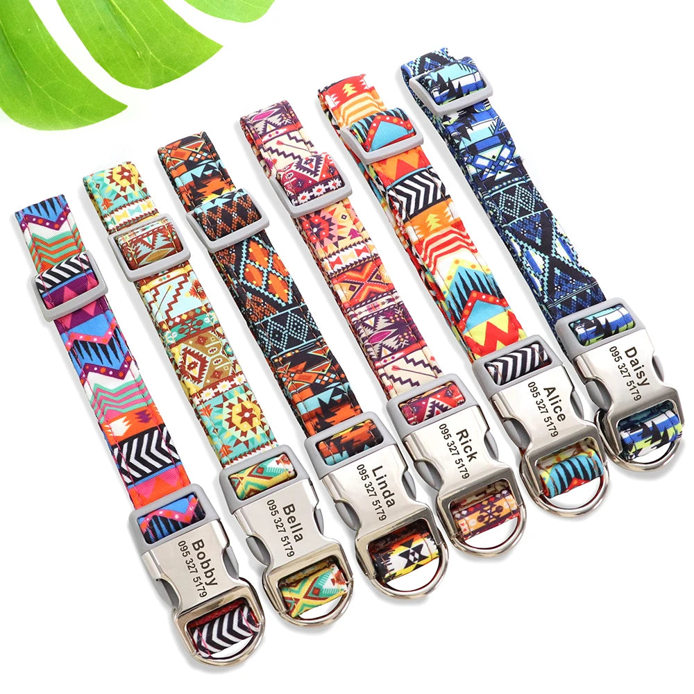 Plusieurs colliers personnalisés pour chien en nylon avec motifs imprimés colorés.