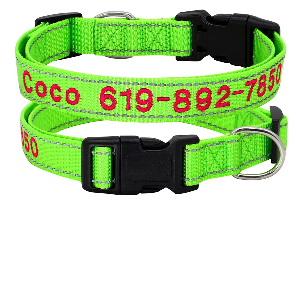 Collier pour chien en nylon vert fluo personnalisé avec prénom et numéro de téléphone brodés en rouge, boucle plastique noire et bandes réfléchissantes, présenté en deux exemplaires avec tableau des tailles S à XL.