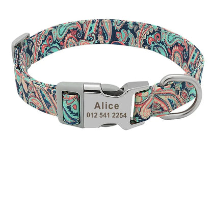 Collier personnalisé pour chien en nylon à motif paisley avec boucle métal gravée Alice et guide des tailles.