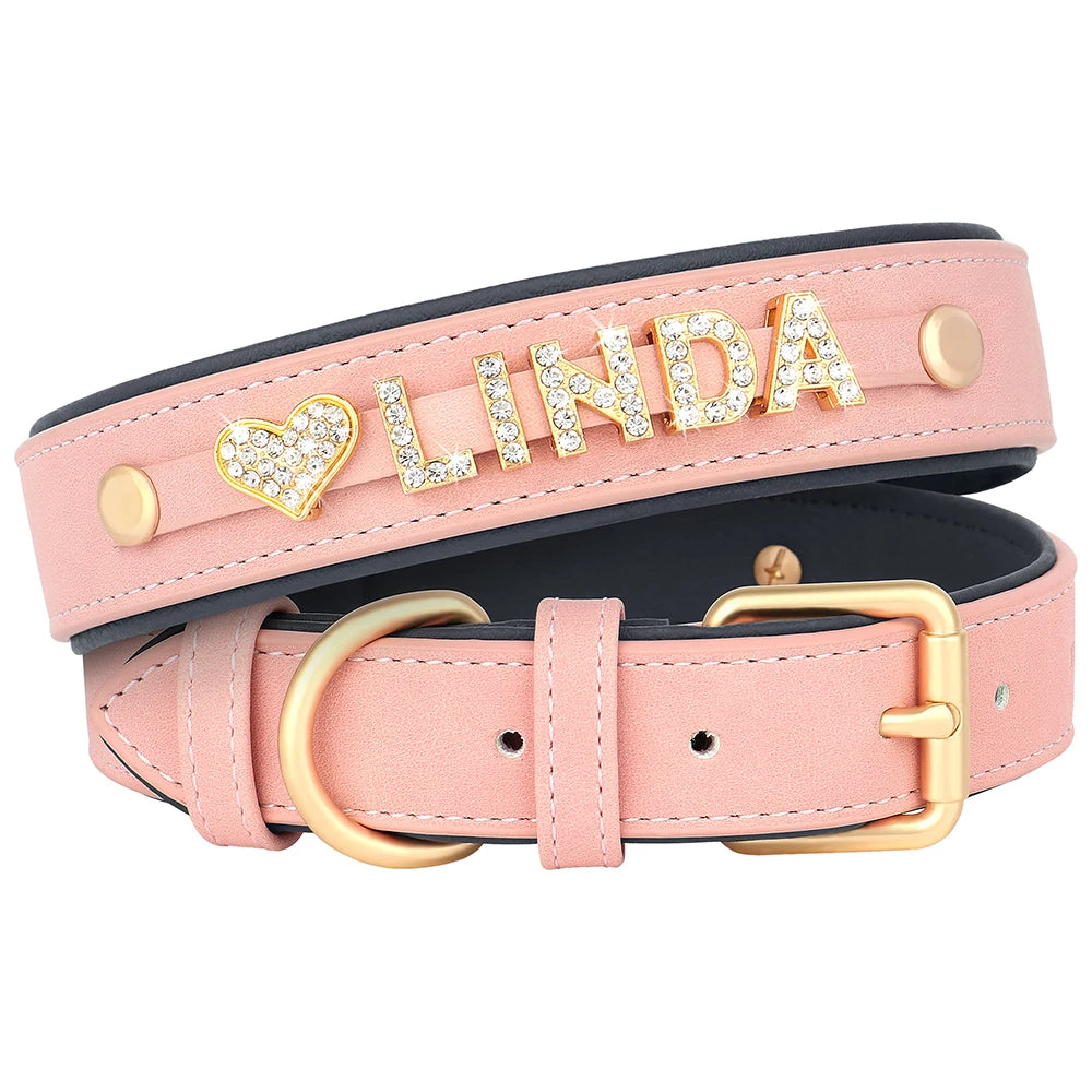 Collier personnalisé pour chien rose avec prénom Linda et breloque cœur.