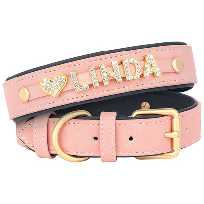 Collier personnalisé pour chien rose avec prénom Linda et breloque cœur.