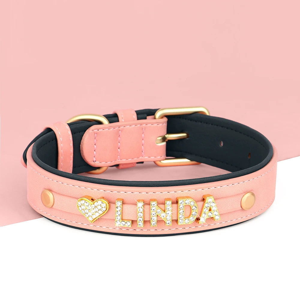 Collier personnalisé pour chien rose avec lettres Linda et breloque cœur.