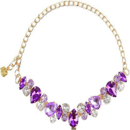 Vue produit d’un collier doré pour chien orné de cristaux violets et transparents.