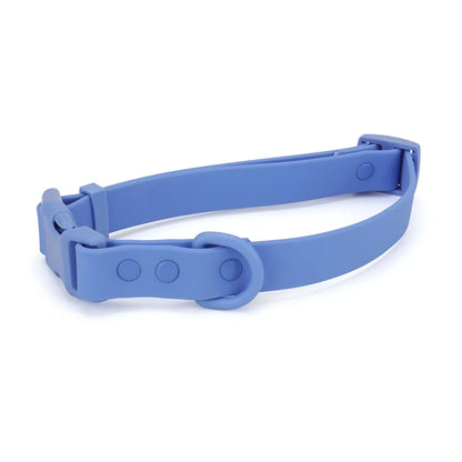 Collier pour chien en PVC bleu avec boucle clip plastique et anneau rond sur fond blanc.