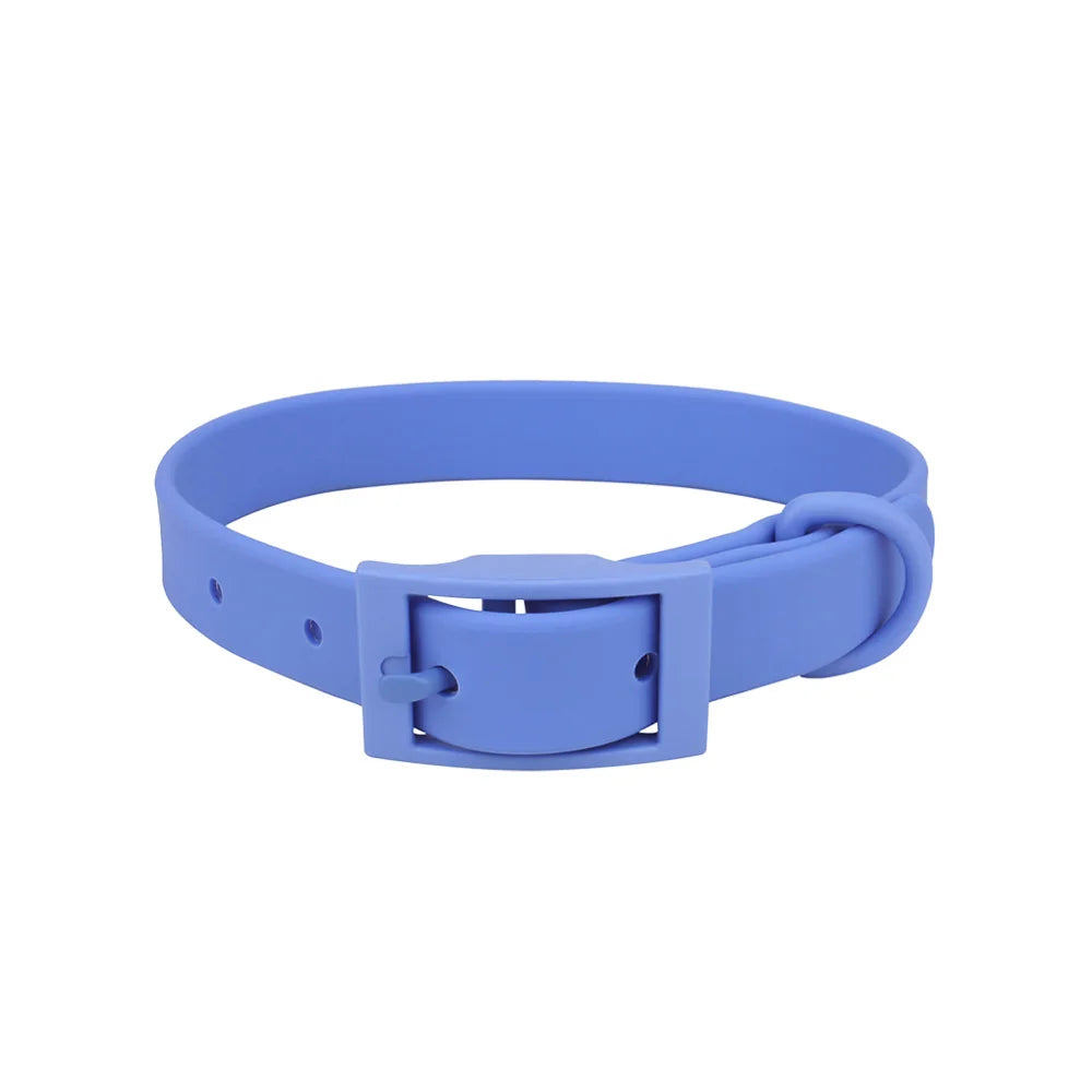 Collier pour chien en PVC imitation silicone bleu pervenche avec boucle à ardillon rectangulaire intégrée de même couleur, anneau en D et trous de réglage visibles sur fond blanc.