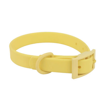 Collier pour chien en PVC imitation silicone jaune pastel avec boucle à ardillon rectangulaire intégrée de même couleur, anneau en D et trous de réglage visibles sur fond blanc.