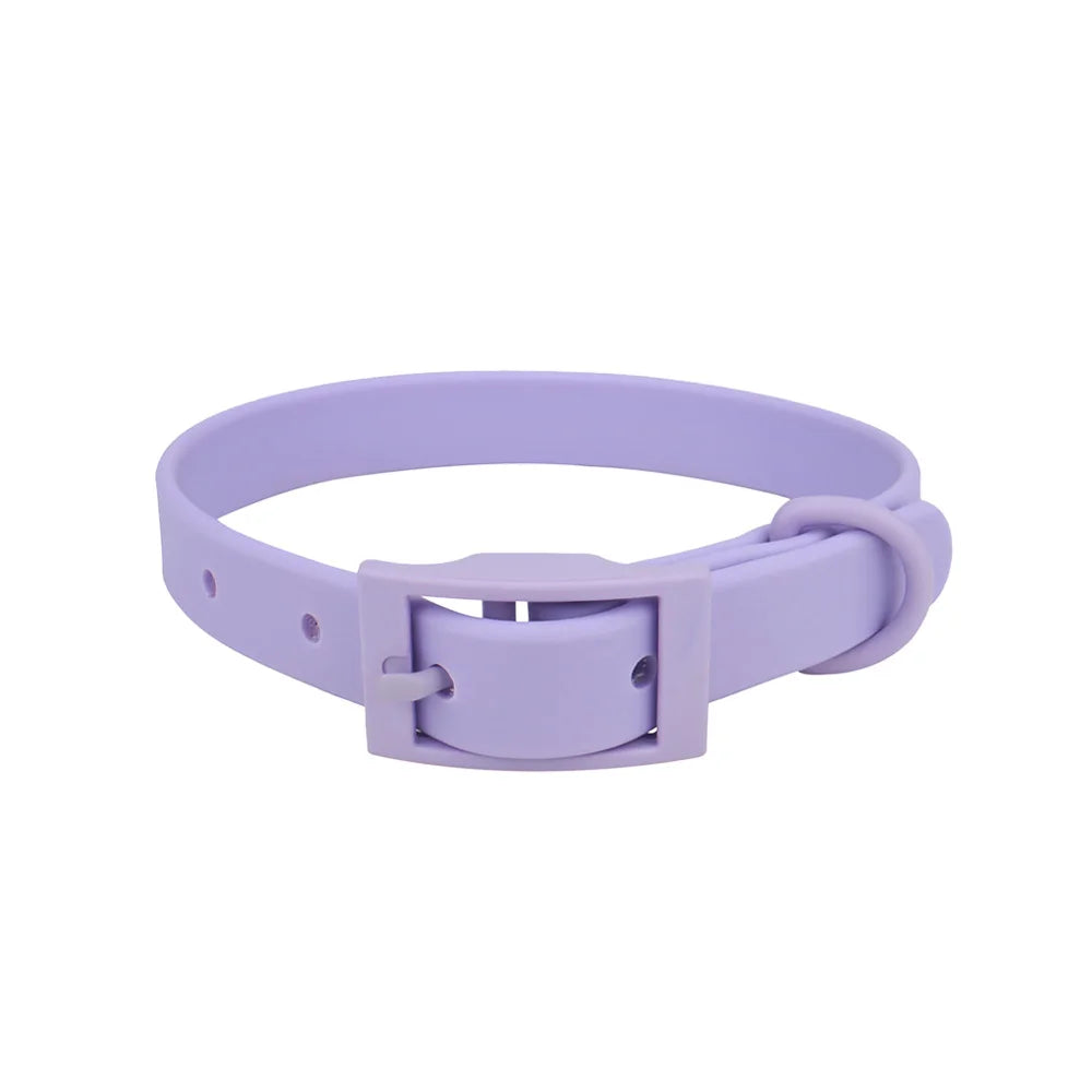 Collier pour chien en PVC imitation silicone lilas avec boucle à ardillon rectangulaire intégrée de même couleur, anneau en D et trous de réglage visibles sur fond blanc.