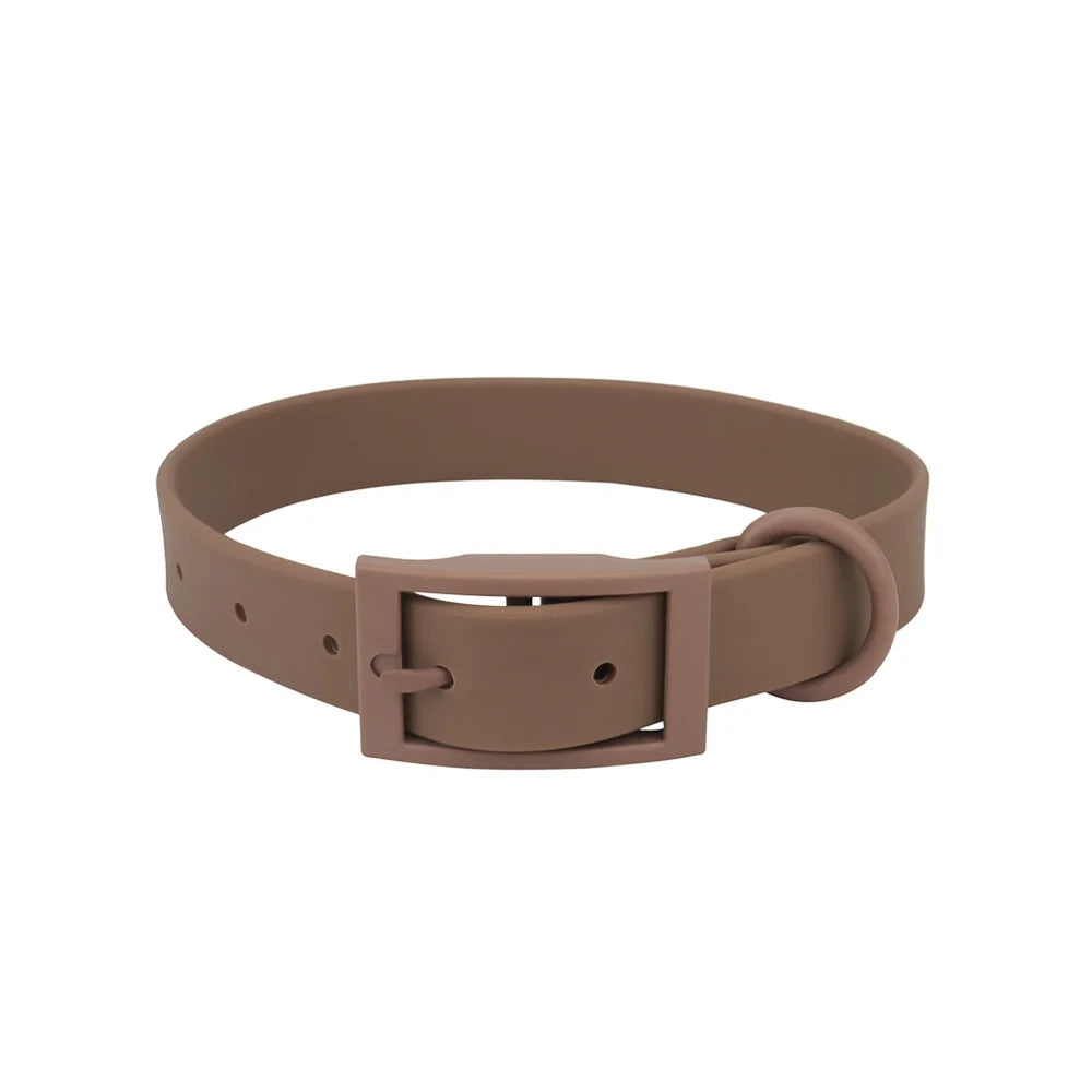 Collier pour chien en PVC imitation silicone marron avec boucle à ardillon rectangulaire intégrée de même couleur, anneau en D et trous de réglage visibles sur fond blanc.