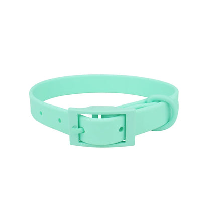 Collier pour chien en PVC imitation silicone vert menthe avec boucle à ardillon rectangulaire intégrée de même couleur, anneau en D et trous de réglage visibles sur fond blanc.