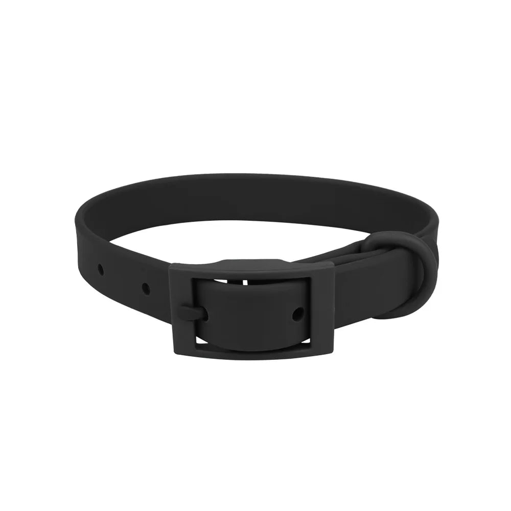 Collier pour chien en PVC imitation silicone noir avec boucle à ardillon rectangulaire intégrée de même couleur, anneau en D et trous de réglage visibles sur fond blanc.
