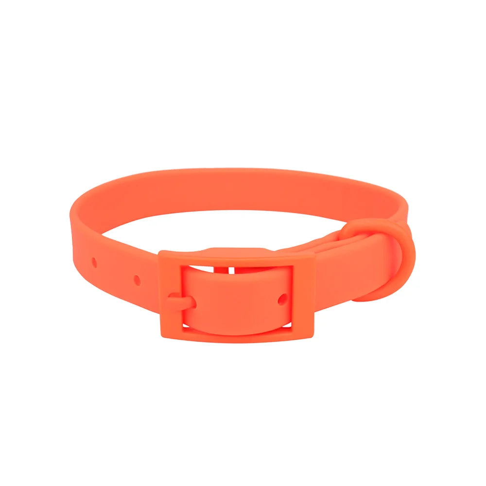 Collier pour chien en PVC imitation silicone orange avec boucle à ardillon rectangulaire intégrée de même couleur, anneau en D et trous de réglage visibles sur fond blanc.
