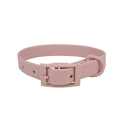 Collier pour chien en PVC imitation silicone rose poudre avec boucle à ardillon rectangulaire intégrée de même couleur, anneau en D et trous de réglage visibles sur fond blanc.