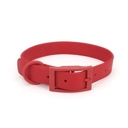 Collier pour chien en PVC imitation silicone rouge avec boucle à ardillon rectangulaire intégrée de même couleur, anneau en D et trous de réglage visibles sur fond blanc.