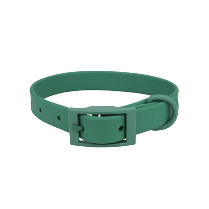 Collier pour chien en PVC imitation silicone vert forêt avec boucle à ardillon rectangulaire intégrée de même couleur, anneau en D et trous de réglage visibles sur fond blanc.
